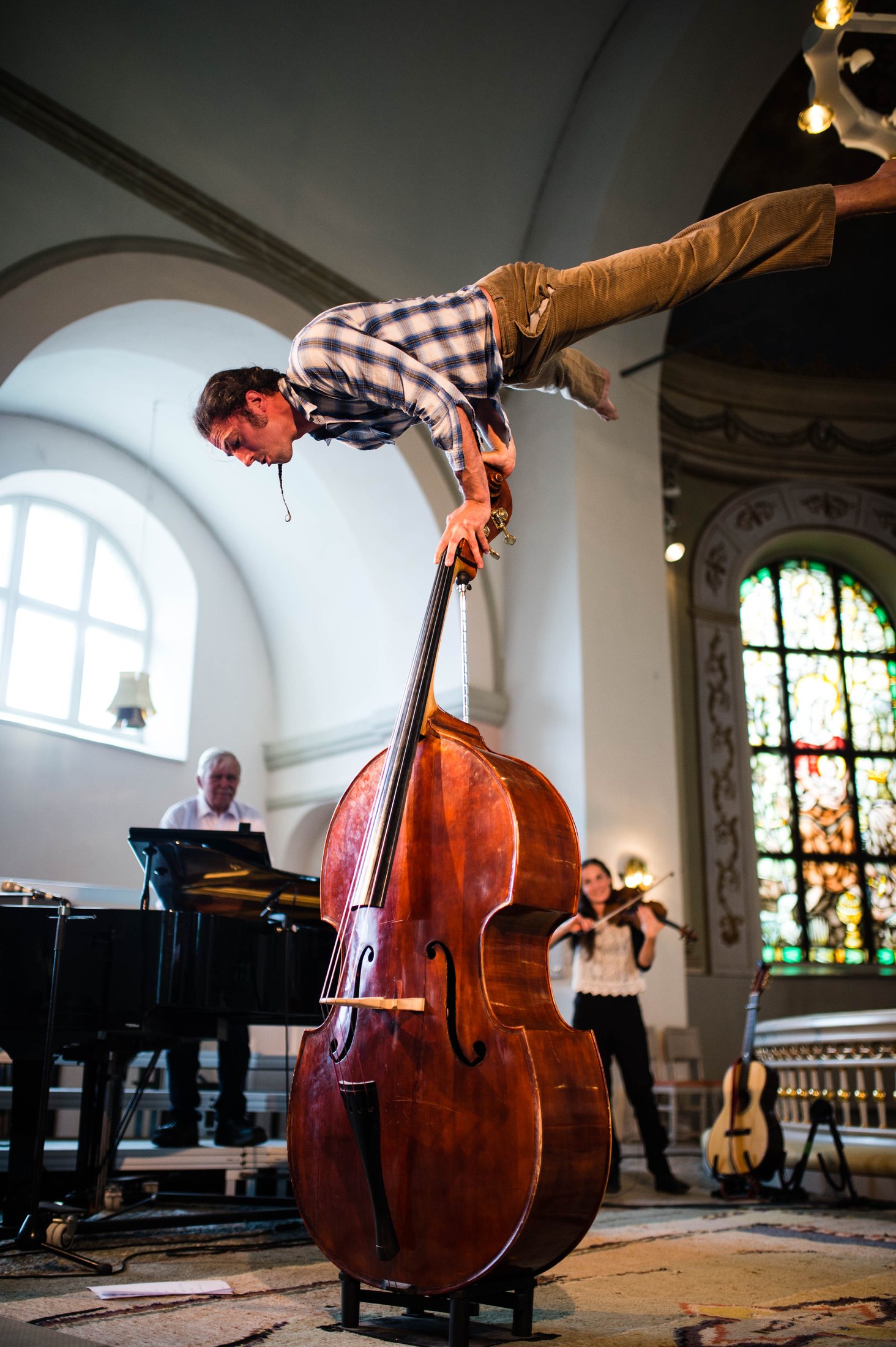 Benoît Fauchier performing acrobatics with a double bass